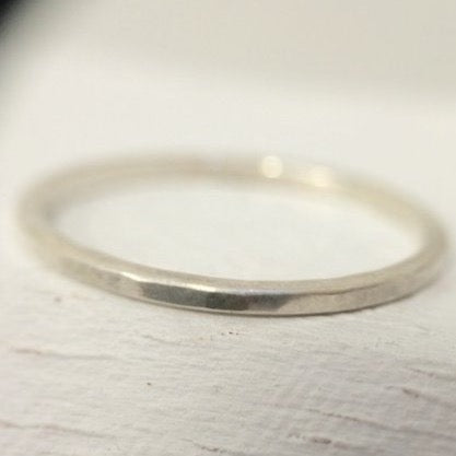 Extra petite faceted hammered band