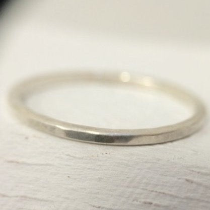 Extra petite hammered band